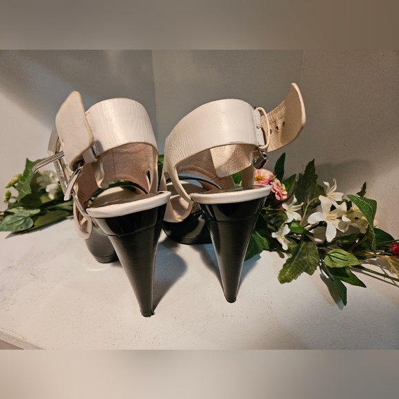 Micheal Kors black & white open tie heels - Picture 3 of 3